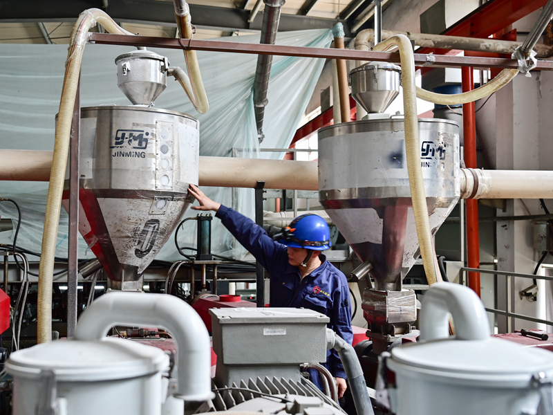 1653982229300476.jpg 姜良?xì)w在檢查機(jī)器_副本.jpg