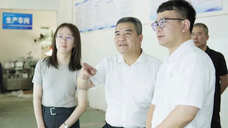 省供銷社黨委委員、監事會主任童日暉到石原金牛生物公司調研