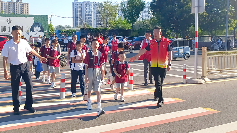 濟寧華都黨員公益服務隊開展開學護航志愿服務活動